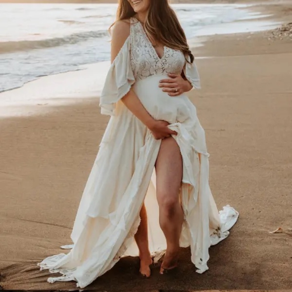Maternity dress for photoshoot , worn only once for pics